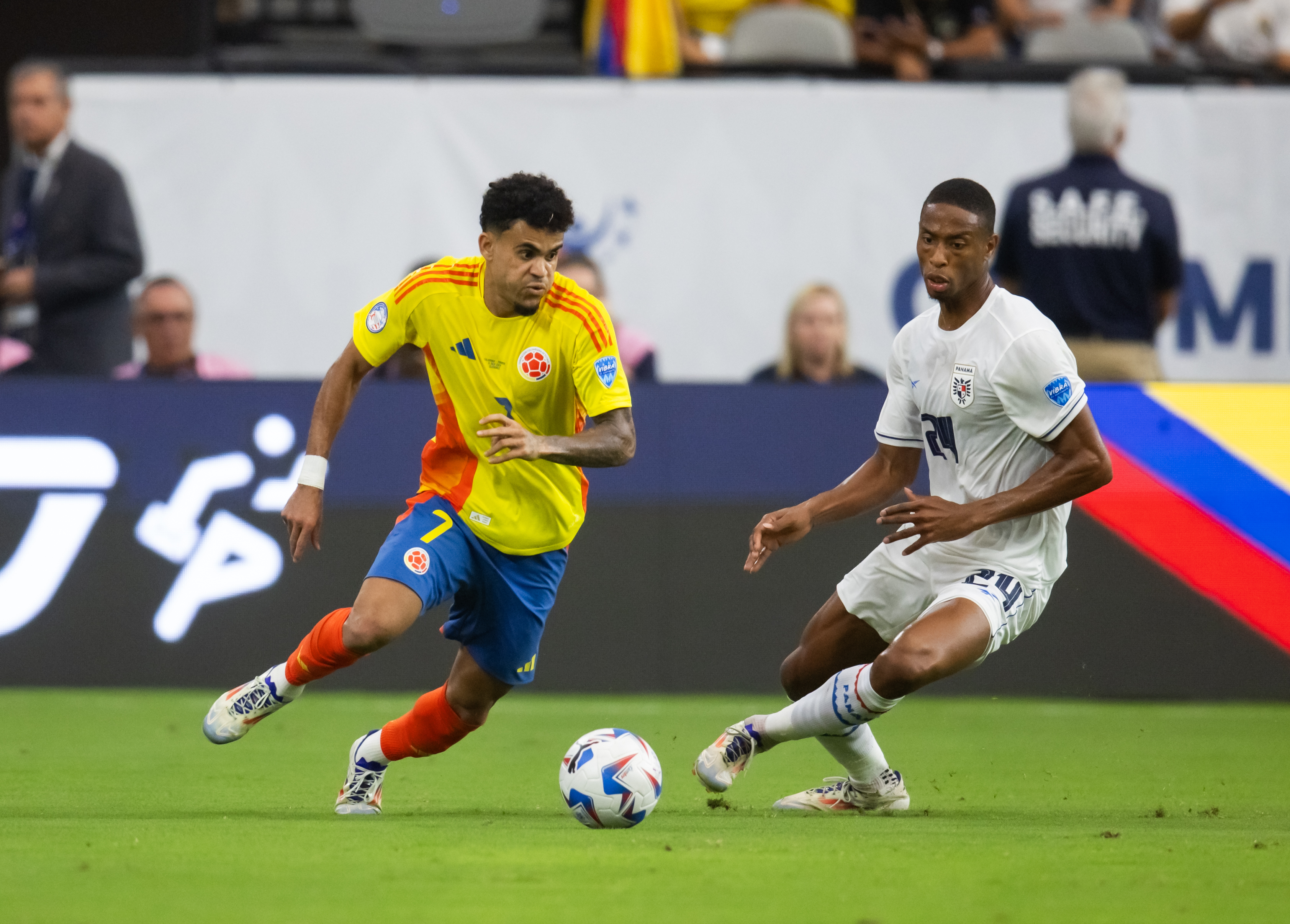Colombia forward Luis Diaz against Panama defender Edgardo Farina in the Copa America quarterfinal at State Farm Stadium. We're backing Diaz in our Uruguay vs. Colombia Player Props.