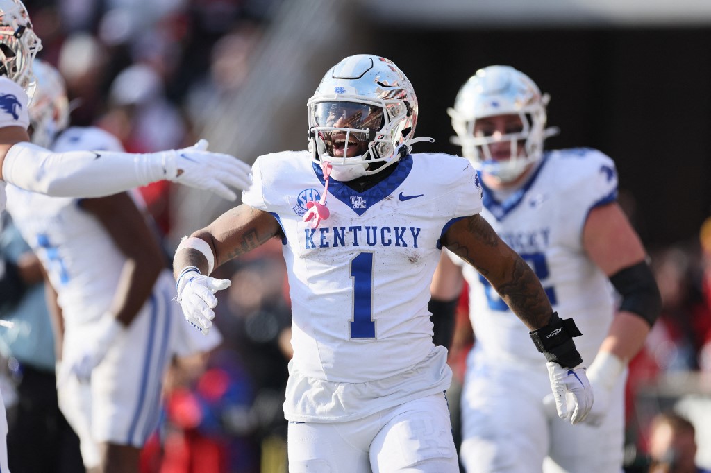 Ray Davis #1 of the Kentucky Wildcats celebrates after running for a touchdown as we look at the Kentucky sports betting revenue reports for November and December.