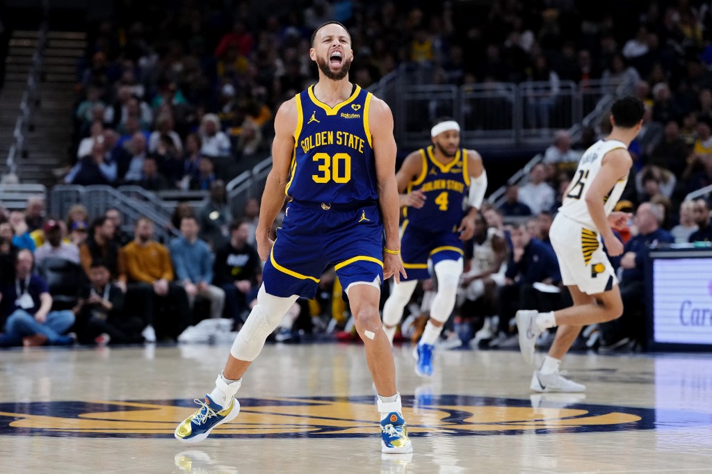 Stephen Curry (30) of the Golden State Warriors celebrates as we look at the NBA Clutch Player of the Year odds.