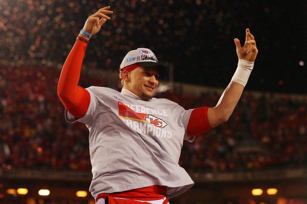Patrick Mahomes #15 of the Kansas City Chiefs celebrates after defeating the Cincinnati Bengals 23-20 in the 2023 AFC Championship Game and is a focal point of our Super Bowl player props betting strategies. Photo by Kevin C. Cox/Getty Images via AFP.
