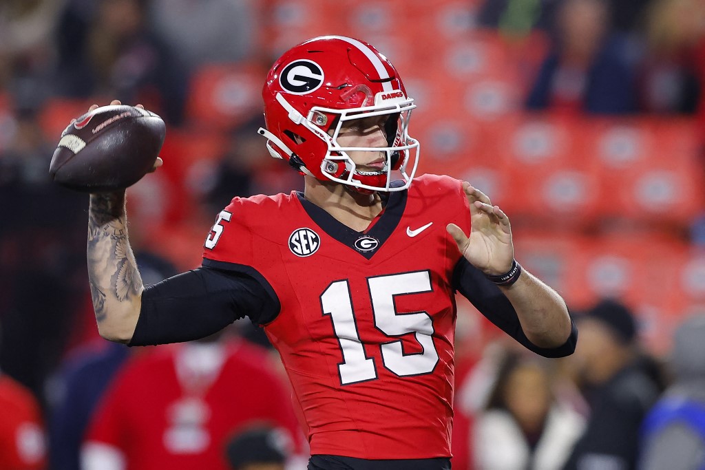 Carson Beck of the Georgia Bulldogs warms up before the game against the Mississippi Rebels, as we look at the 2024 Heisman odds.