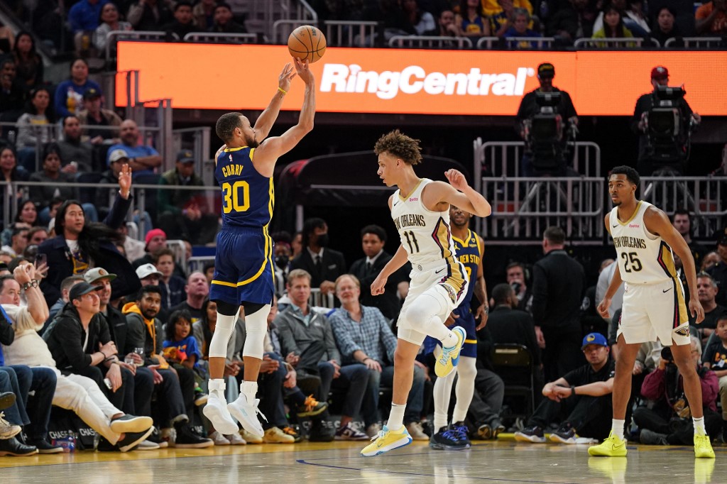 Stephen Curry of the Golden State Warriors attempts a 3-point jump shot in the fourth quarter against Dyson Daniels of the New Orleans Pelicans. We're backing Curry in our Warriors vs. Kings player props.