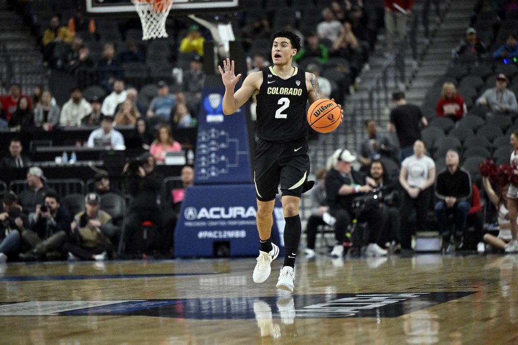 KJ Simpson of the Colorado Buffaloes brings the ball up court against the Washington State Cougars during the Pac-12 Tournament. We expect the Buffaloes offense to shine in our Oregon vs. Colorado prediction.