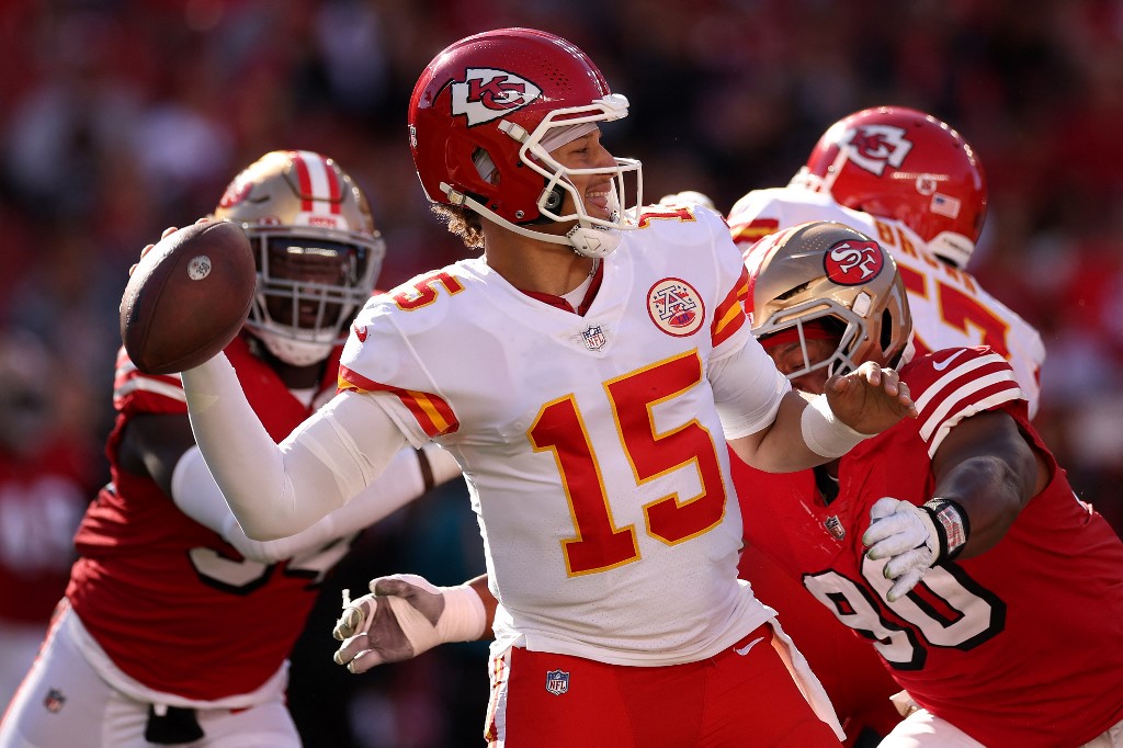 Patrick Mahomes #15 of the Kansas City Chiefs passes the ball in the fourth quarter against the San Francisco 49ers as we take a look at our best Super Bowl betting strategies ahead of Super Bowl 58 in Las Vegas.