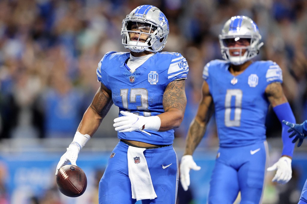 Craig Reynolds #13 of the Detroit Lions scores a touchdown as we make our Vikings vs. Lions NFL player props predictions and picks for Sunday's Week 18 game.