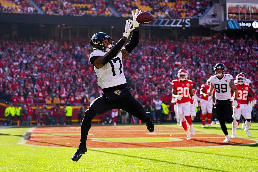 Evan Engram #17 of the Jacksonville Jaguars catches a pass in the end zone that would eventually be overturned in the third quarter of the game against the Kansas City Chiefs at Arrowhead Stadium on Nov. 13, 2022.