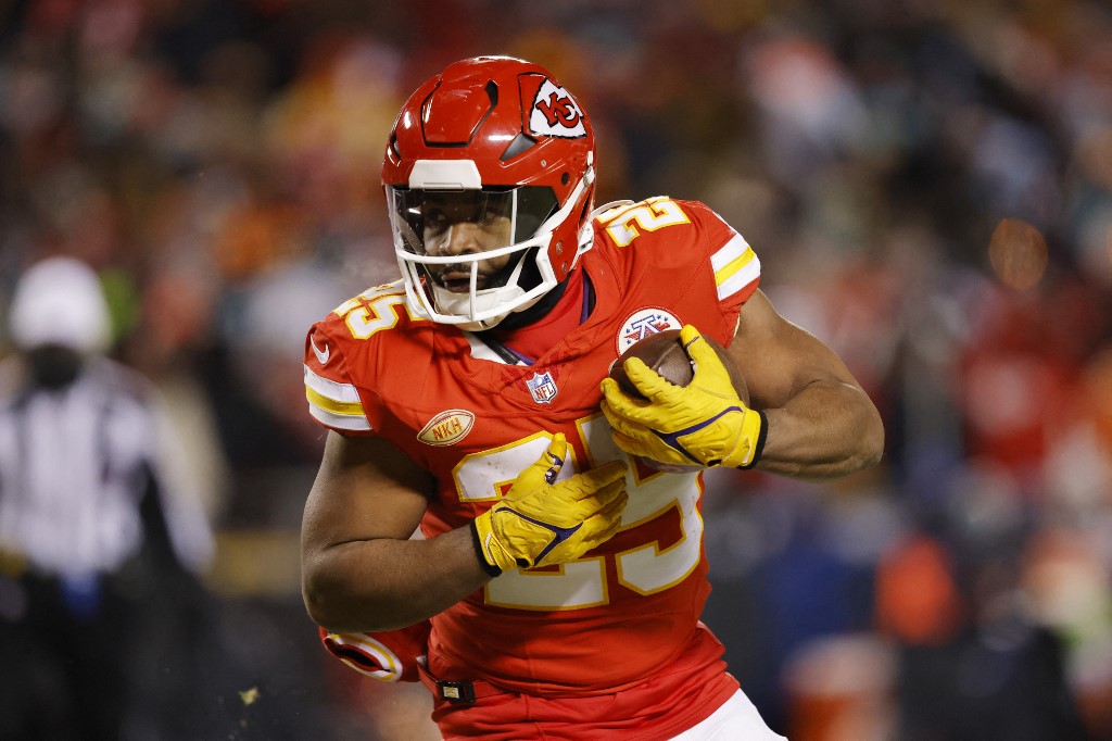 Clyde Edwards-Helaire #25 of the Kansas City Chiefs runs with the ball as we look at Missouri's recent efforts to legalize sport betting.