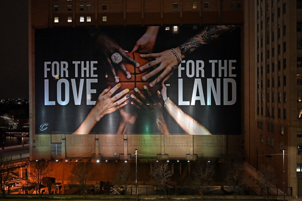 A spirit banner created by the Cleveland Cavaliers hangs up downtown in Cleveland, Ohio. Photo by Jason Miller/Getty Images via AFP.