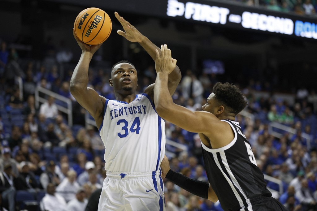 Oscar Tshiebwe and the Kentucky Wildcats are favored in our Kentucky vs. Kansas State prediction.