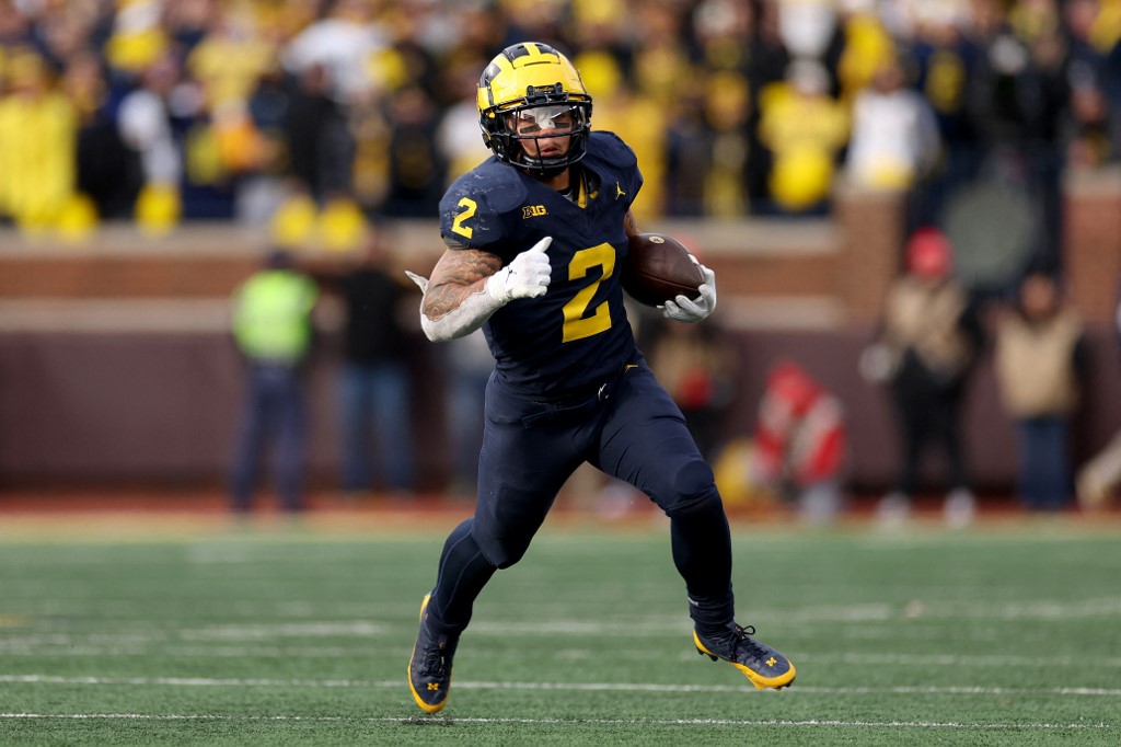 Blake Corum #2 of the Michigan Wolverines runs the ball as we make our Michigan vs. Iowa college football player prop bets for the Big Ten Championship Game.