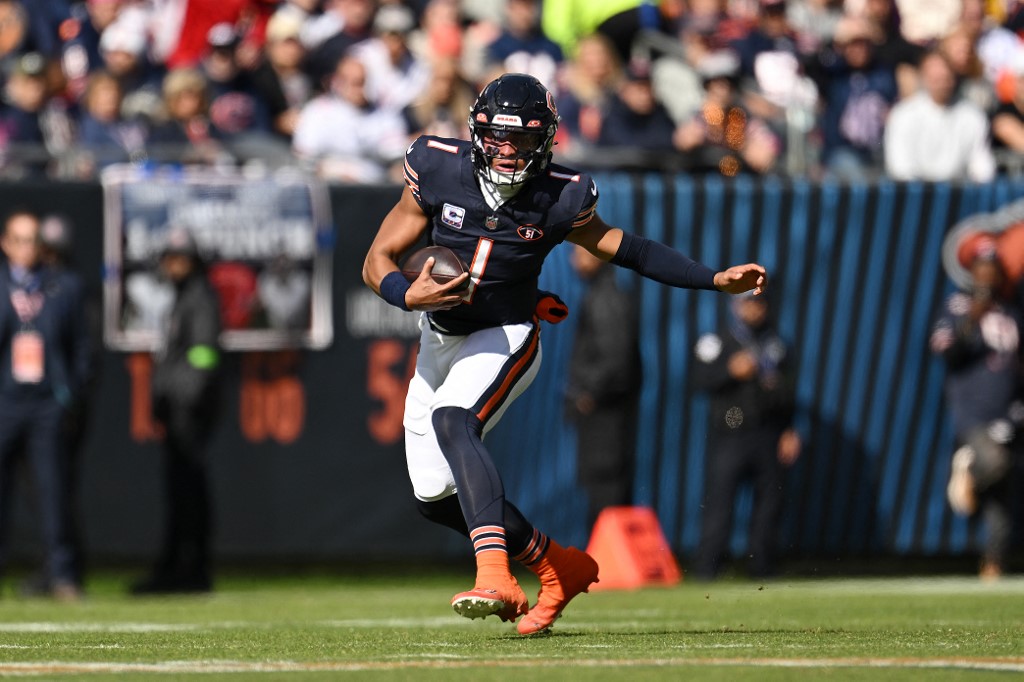 Justin Fields of the Chicago Bears runs the ball as look at the betting results from Illinois sports betting in October.