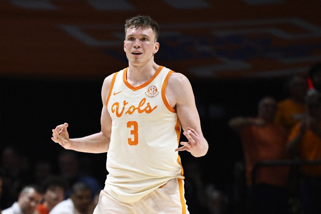 Dalton Knecht #3 of the Tennessee Volunteers celebrates as we look at the Tennessee sports betting scene's financials from February 2024.