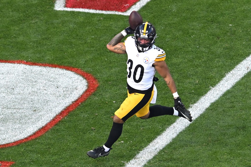 Jaylen Warren #30 of the Pittsburgh Steelers celebrates after scoring a touchdown as we make our Steelers vs. Colts NFL player props picks and predictions for Week 15.