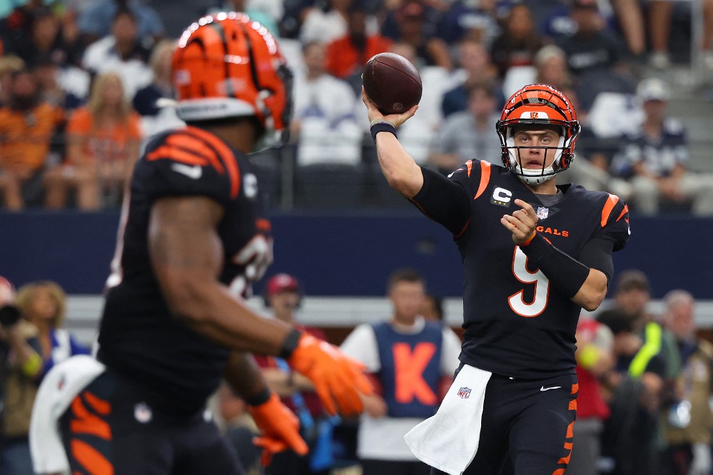 Joe Burrow of the Cincinnati Bengals passes the ball to a teammate against the Dallas Cowboys at AT&T Stadium. Photo by Richard Rodriguez/Getty Images via AFP.