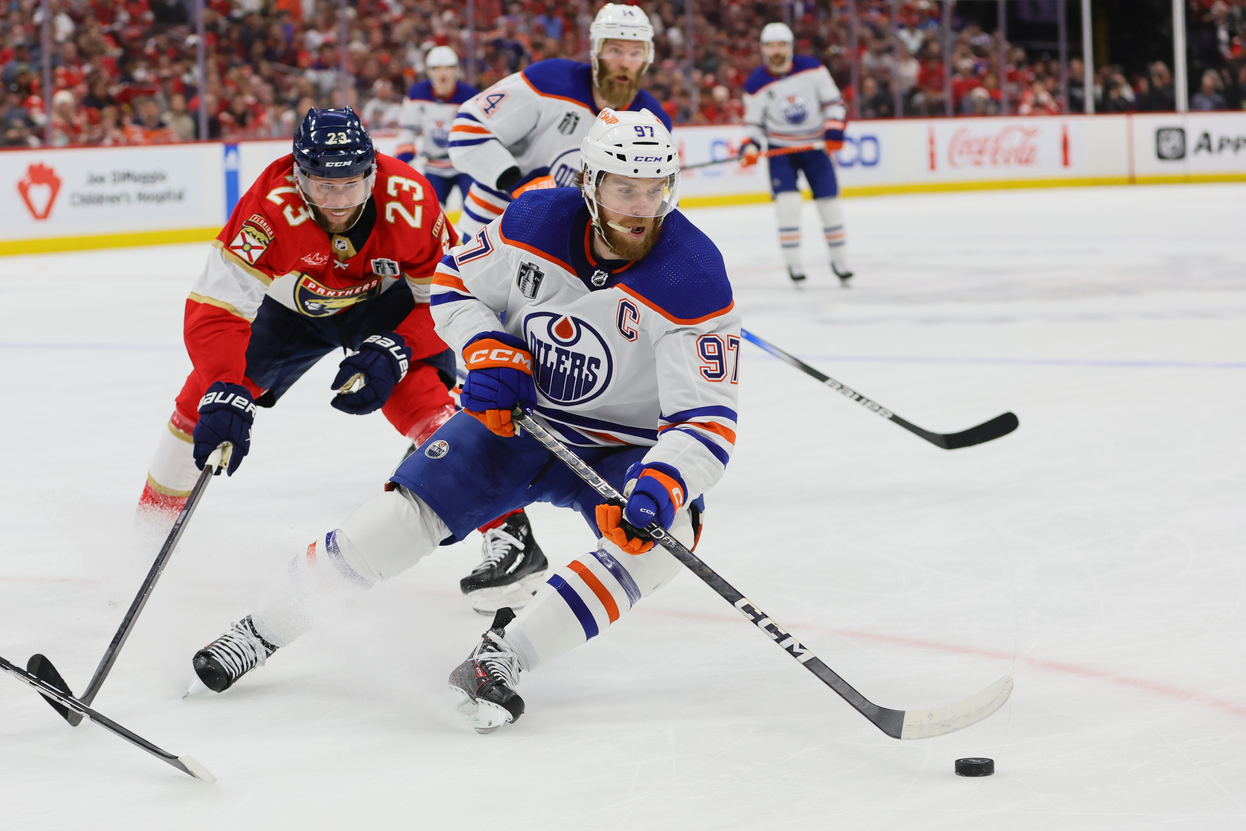 Edmonton Oilers forward Connor McDavid controls the puck as Florida Panthers forward Carter Verhaeghe as we analyze the favorites to win the 2024-25 Hart Trophy.