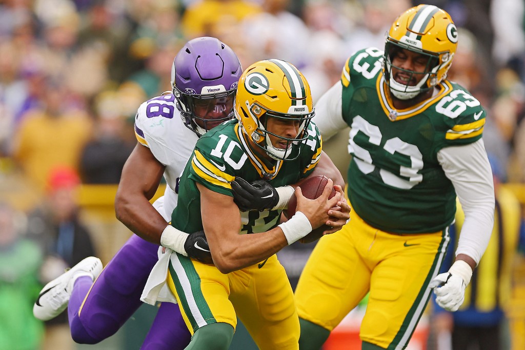 D.J. Wonnum #98 of the Minnesota Vikings sacks Jordan Love #10 of the Green Bay Packers as we look at the best Week 17 NFL odds.