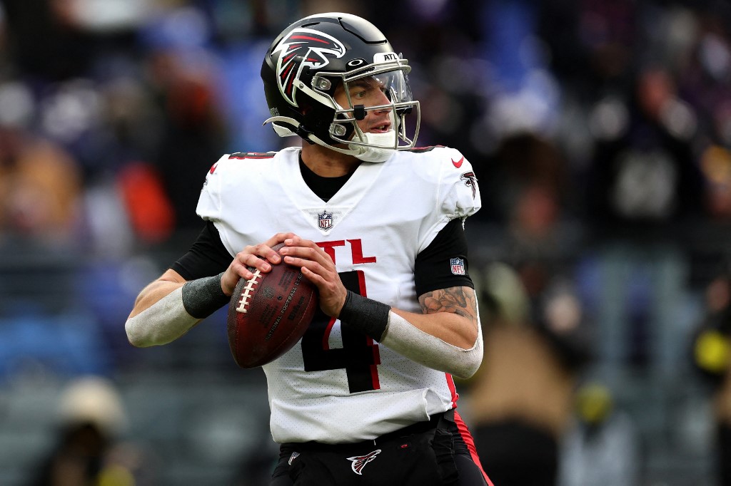 Quarterback Desmond Ridder of the Atlanta Falcons drops back to pass against the Baltimore Ravens at M&T Bank Stadium in Baltimore, Maryland. Photo by Rob Carr/Getty Images via AFP.